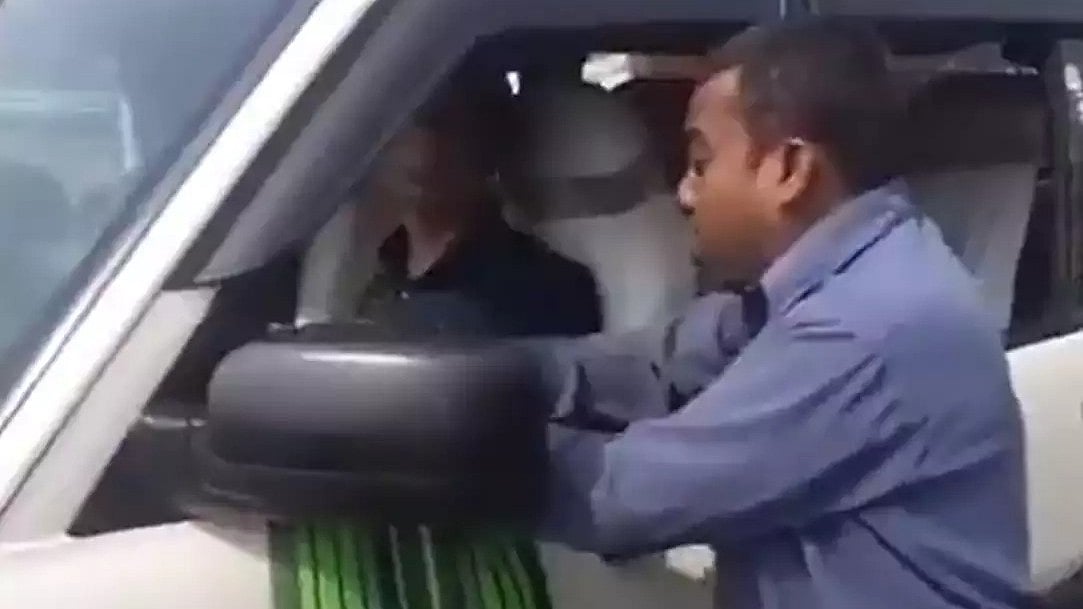 அதிகாரியிடம் நாய் போல குரைத்து கெஞ்சிய நபர்; வைரலான வீடியோ - காரணம் என்ன?