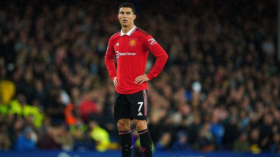 ரொனால்டோ : ரசிகரின் மொபைலை தட்டிவிட்டத்துக்கு 50 லட்சம் அபராதம், விளையாட தடை!