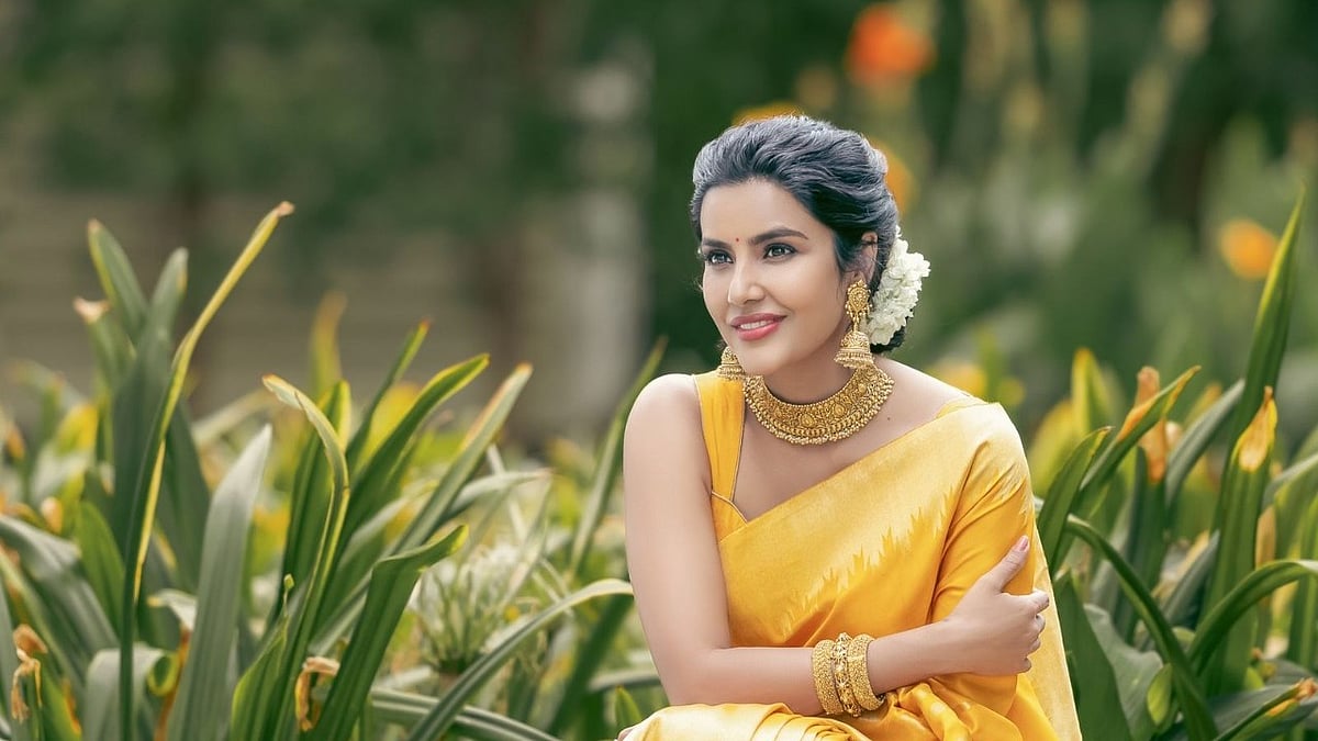 ”மாலை நிலவின் மரகத மஞ்சள்”  Priya Anand அட்டகாச புகைப்படங்கள்