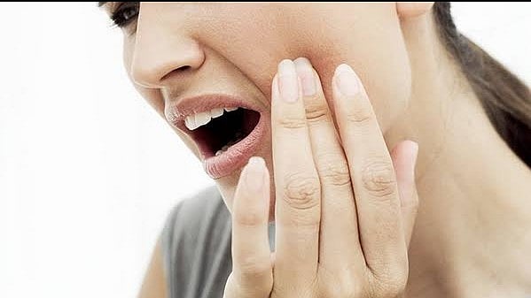 குளிர்காலத்தில் அதிகம் ஏற்படும் பல் கூச்சம் : செலவே இல்லாமல் சரி செய்ய ஈசி டிப்ஸ்!