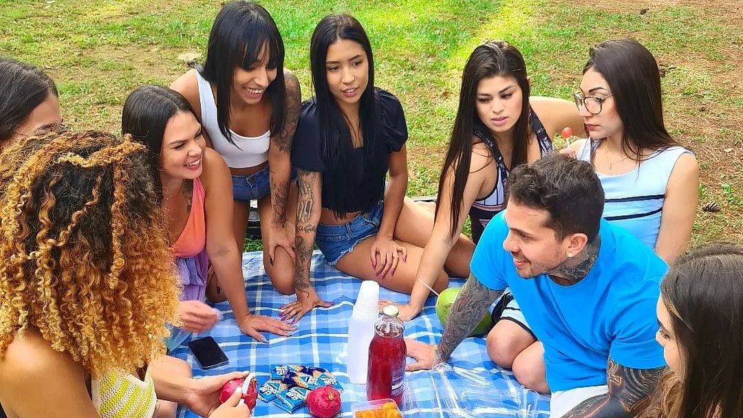 அர்தர் உர்ஸோ : ஒரே வீட்டில் 9 மனைவியுடன் வாழும் நபர் - சோகத்தில் இருக்க காரணம் என்ன?