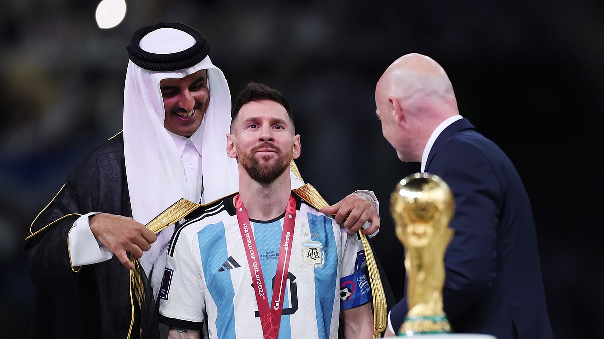 FIFA : உலக கோப்பையை பெறும்போது மெஸ்ஸிக்கு கருப்பு அங்கி அணிவிக்கப்பட காரணம் என்ன?