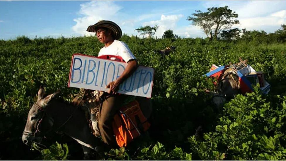 டாங்கி லைப்ரரி முதல் புத்தக படகு வரை : உலகெங்கிலும் உள்ள 7 வித்தியாசமான நூலகங்கள் 