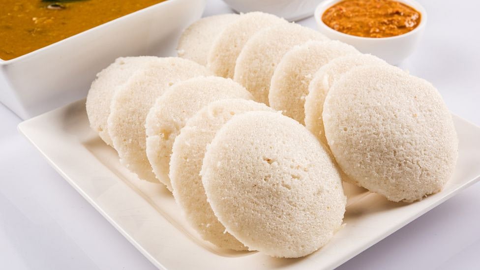 இங்கிலாந்தில் மணக்கும் இந்தியாவின் இட்லி - சாம்பார்: இணையத்தில் வைரலாகும் வீடியோ 