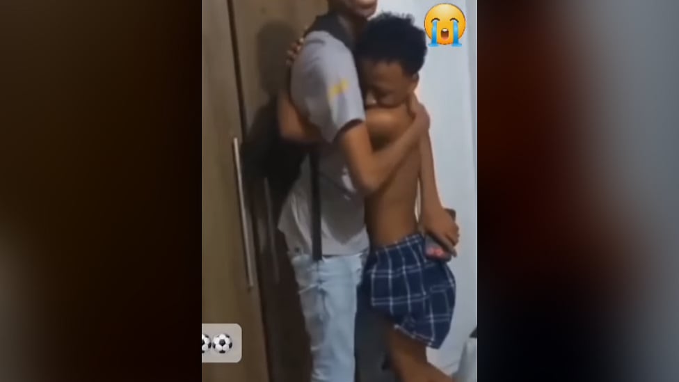 முதல் மாத சம்பளத்தில் அண்ணன் கொடுத்த சர்பிரைஸ்; நெகிழ்ந்த தம்பி - மனதை உருக்கும் வீடியோ!