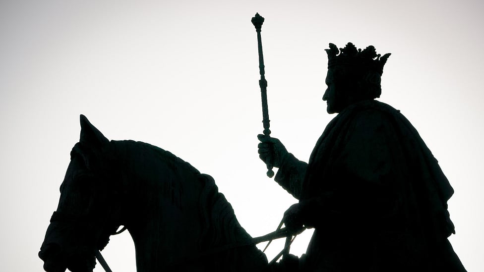 சுய இன்ப பித்தர் முதல் கண்ணாடி இளவரசி வரை : வரலாற்றில் விநோதமான அரசர்கள்