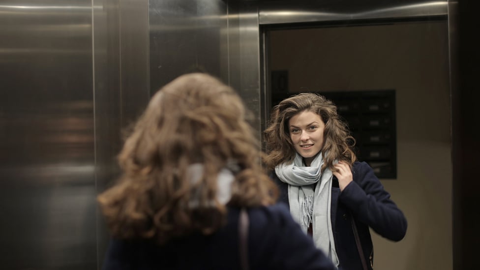 முகம் பார்க்க, செல்ஃபி எடுக்க இல்லை; லிஃப்டில் கண்ணாடி வைக்க இத்தனை காரணங்கள் இருக்கிறதா?