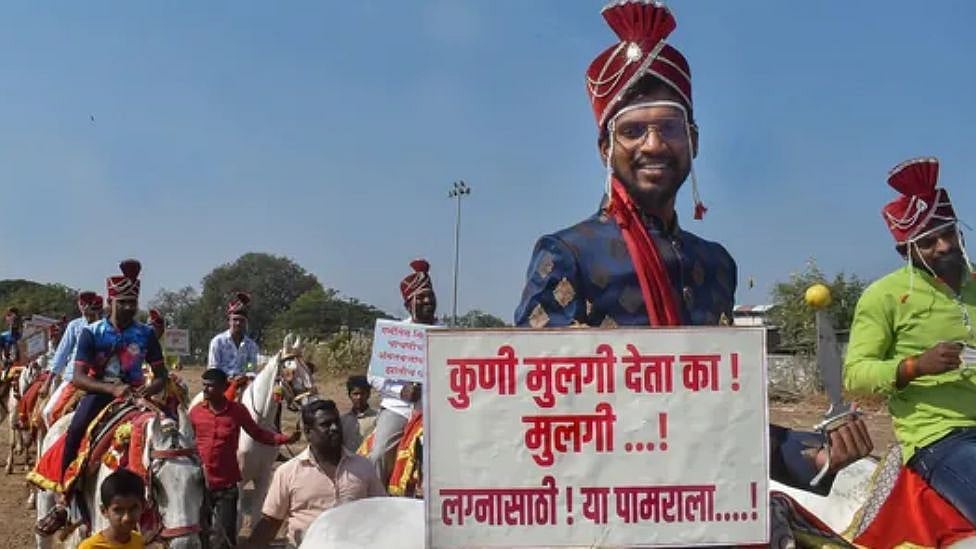 மணமகள் தேவை: மாப்பிள்ளை வேடமணிந்து ஊர்வலம் சென்ற இளைஞர்கள் - எங்கே?