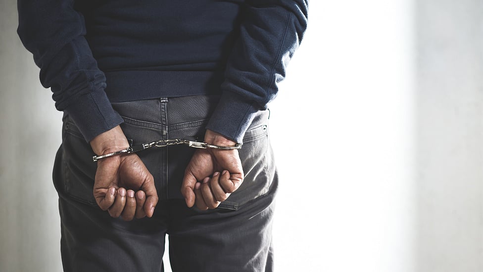 மலேசியா : சட்ட விரோதமாக தங்கியிருந்த 48 பேர் கைது - எந்த நாட்டைச் சேர்ந்தவர்கள் தெரியுமா?