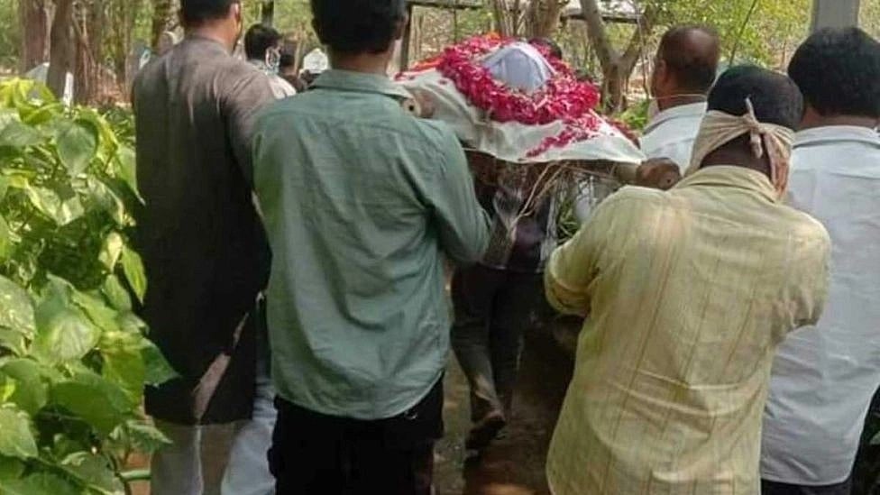 ”ஊரில் யார் இறந்தாலும் ஒரே ஒரு மாலைதான் போடுவோம்”- வினோத கட்டுப்பாடு விதித்த கிராமம்- ஏன்?