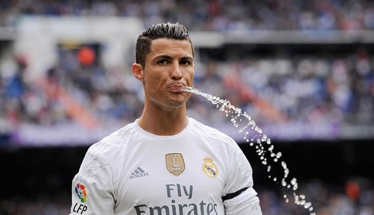 Football : மைதானத்துக்கு உள்ளேயே துப்பும் வீரர்கள் - அறிவியல் காரணம் தெரியுமா? 