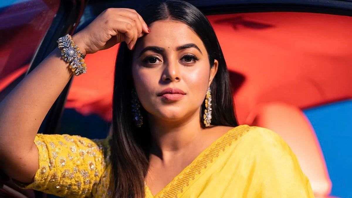 ” அக்கினிக் கொழுந்தில் பூத்த மஞ்சள்” பூர்ணாவின் லேட்டஸ்ட் க்ளிக்ஸ்