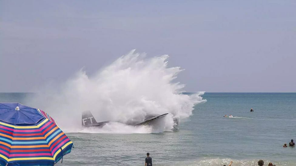 இரண்டாம் உலகப் போரில் பயன்படுத்தபட்ட விமானம் கடலில் விழுந்து விபத்து- என்ன நடந்தது?| Video