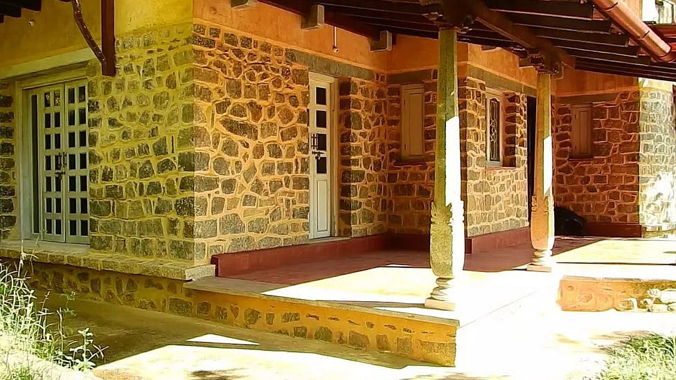 கொடைக்கானல் : தயிர், முட்டை, கற்றாழை வைத்து வீடு கட்டிய இயற்கை ஆர்வலர் - எப்படி சாத்தியம்?