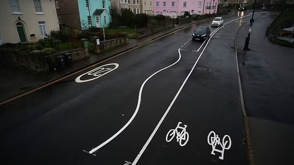 போதையில் வாகனம் ஓட்டுபவர்களுக்காக இந்த சாலை குறியீடா? வைரலாகும் ஃபோட்டோவின் பின்னணி என்ன? 