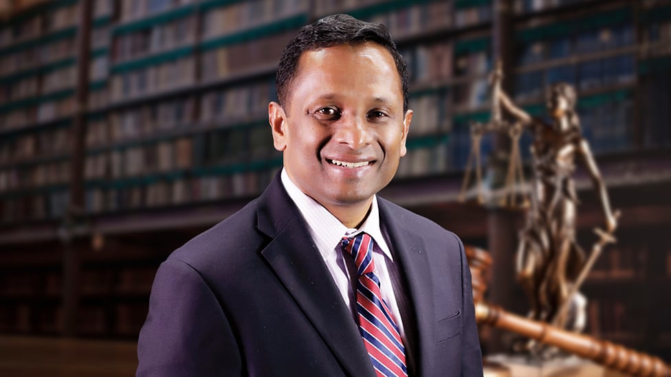 கேரளாவில் பள்ளி இடைநிறுத்தம்; இன்று அமெரிக்காவில் நீதிபதி - யார் இந்த சுரேந்திரன்?