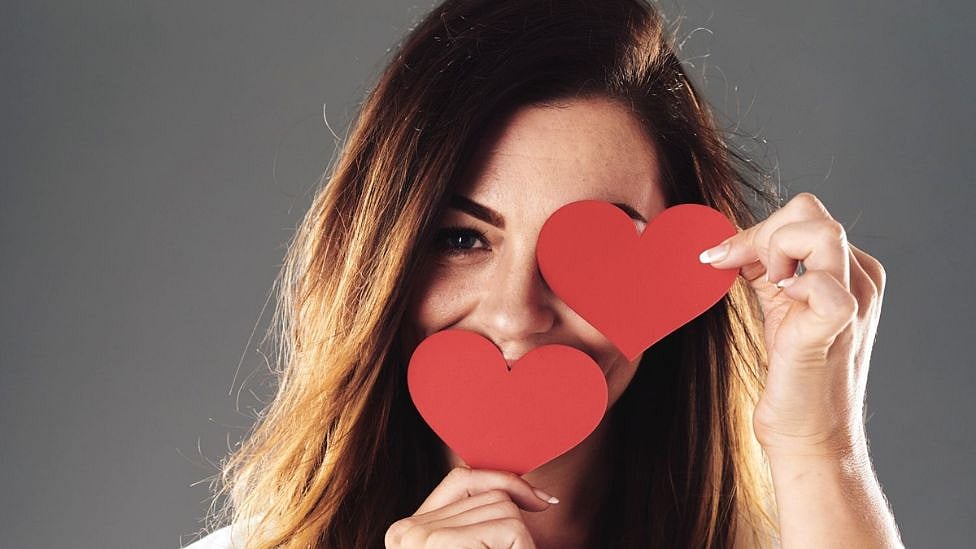 பெண்களின் லவ்வை கண்டுபிடிப்பது எப்படி? காதல் வந்துட்டா இப்படியெல்லாம் பண்ணுவாங்களா?