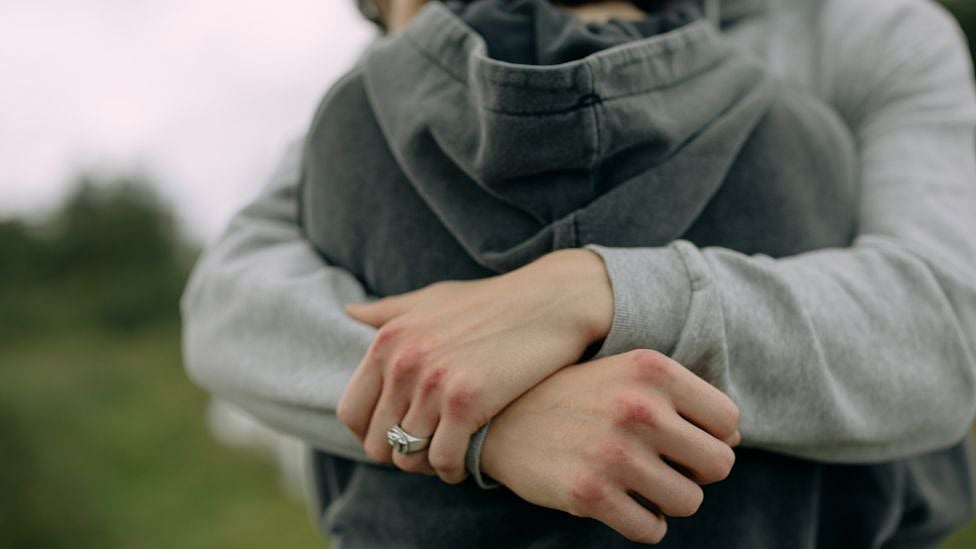 கைக்குலுக்க, கட்டிப்பிடிக்க கூடாது! கறார் சட்டத்தை போட்ட பள்ளி - என்ன காரணம்?