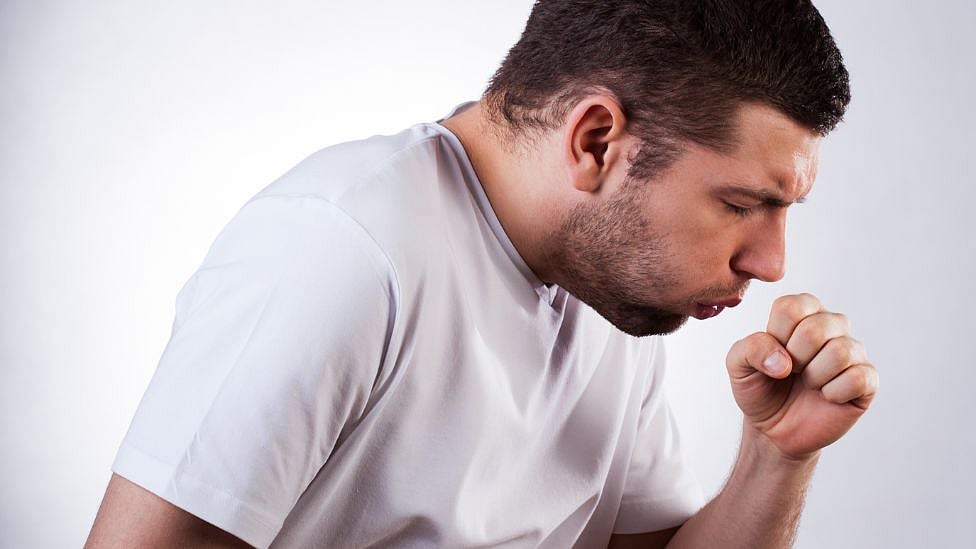 வறட்டு இருமல் விடாமல் தொல்லைக் கொடுக்கிறதா? இதோ  எளிய Home Remedies