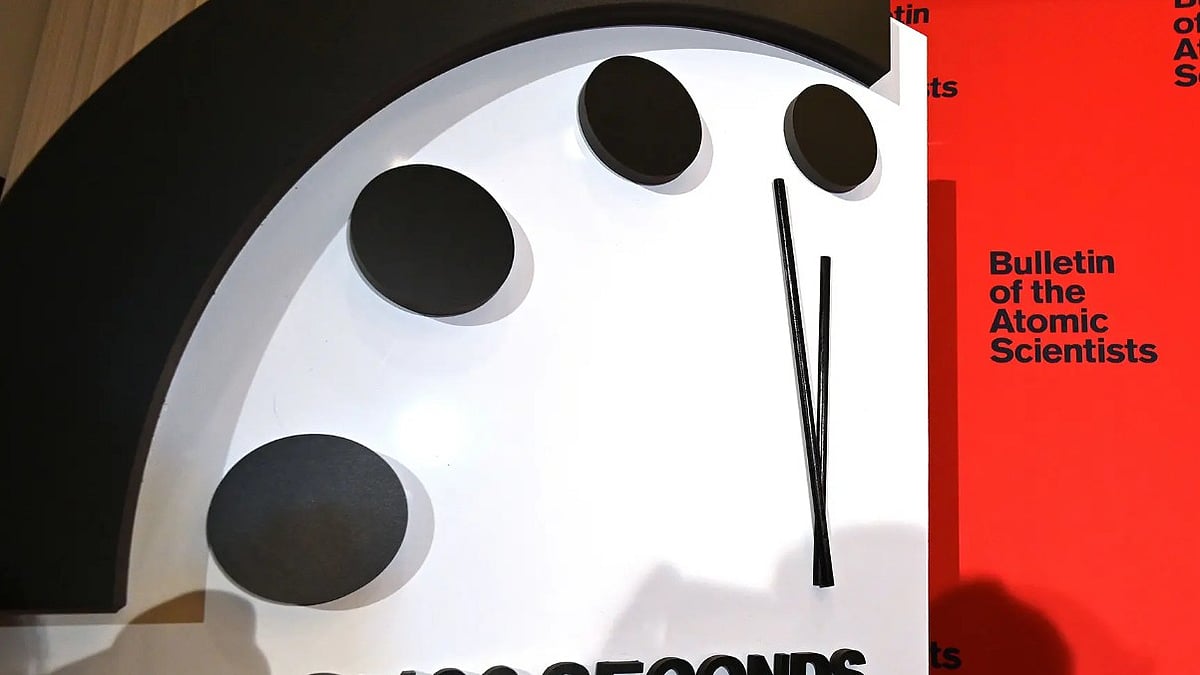 Doomsday: வருடம் ஒருமுறை மட்டுமே நகரும் கடிகாரம் - உலக அழிவுக்கும் இதற்கும் என்ன தொடர்பு?