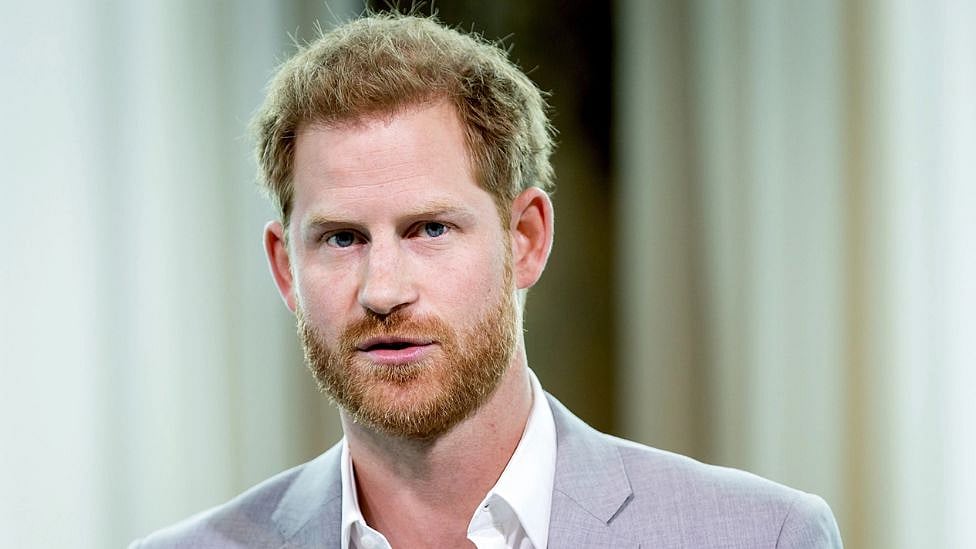 Prince Harry: ”என் கழுத்தை பிடித்து கீழே தள்ளினார்” இளவரசர் வெளியிட்ட திடுக்கிடும் தகவல்!