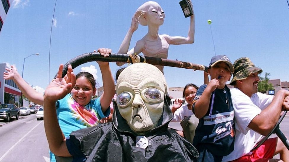 UFO : வேற்றுகிரகவாசிகள் இருக்கிறார்களா? ஏலியன் ரசிகர்கள் பார்க்க வேண்டிய 5 இடங்கள்