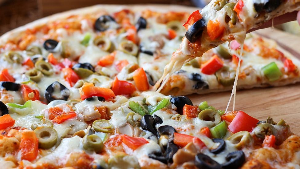 Pizza Hut: 68,000 துண்டுகள், 1,310 சதுரடி- உலகின் மிக பெரிய பீட்ஸாவை தயாரிக்கும் நிறுவனம்!