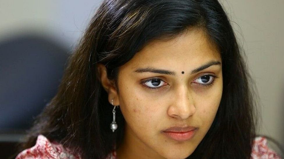 கோவிலுக்குள் நுழைய அமலா பாலுக்கு அனுமதி மறுப்பு: வருத்தம் தெரிவிக்கும் நடிகை- என்ன காரணம்?