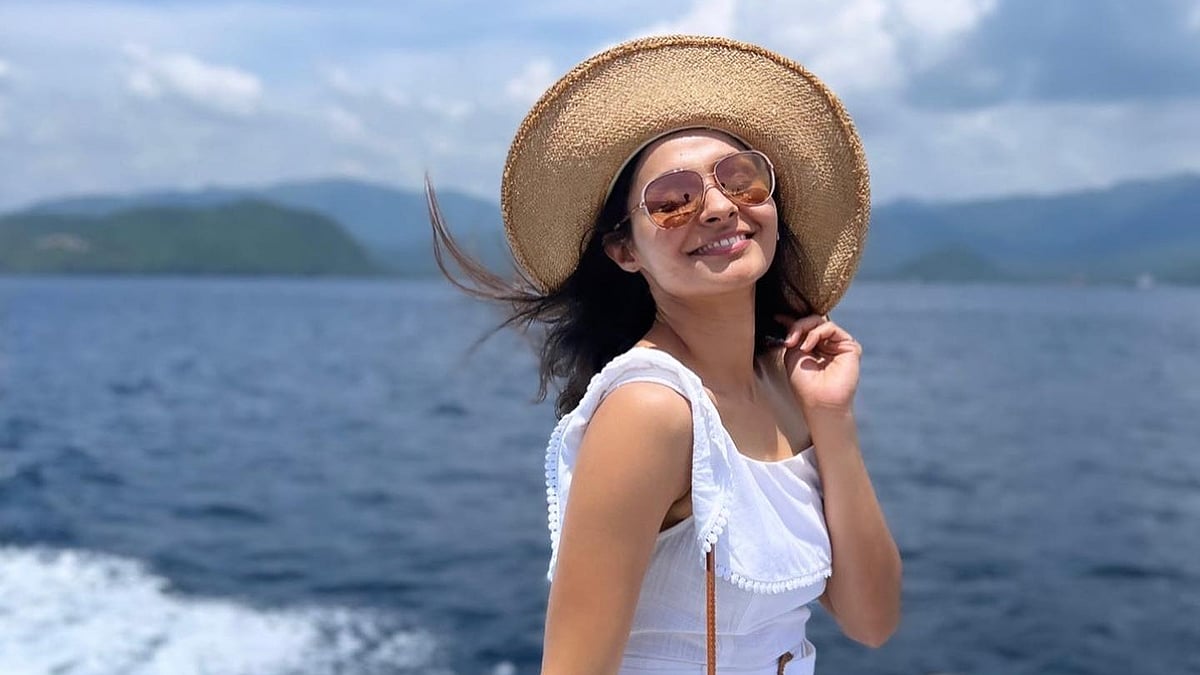 Andrea Jeremiah : ”உன் சிரிப்பினில் மனதின் பாதியும் போக” ஆண்ட்ரியாவின் அழகிய புகைப்படங்கள்