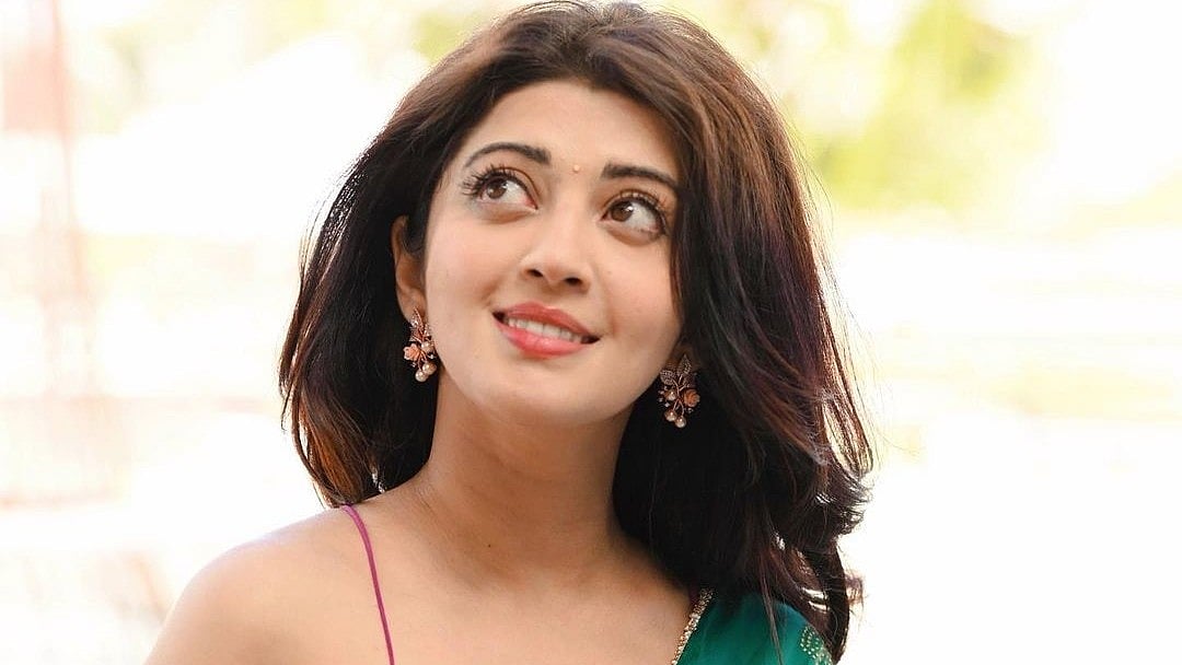 Pranitha Subhash : ”தரையில் விண்மீன் வருவதில்லை” - பிரணிதாவின் லேட்டஸ்ட் க்ளிக்ஸ்