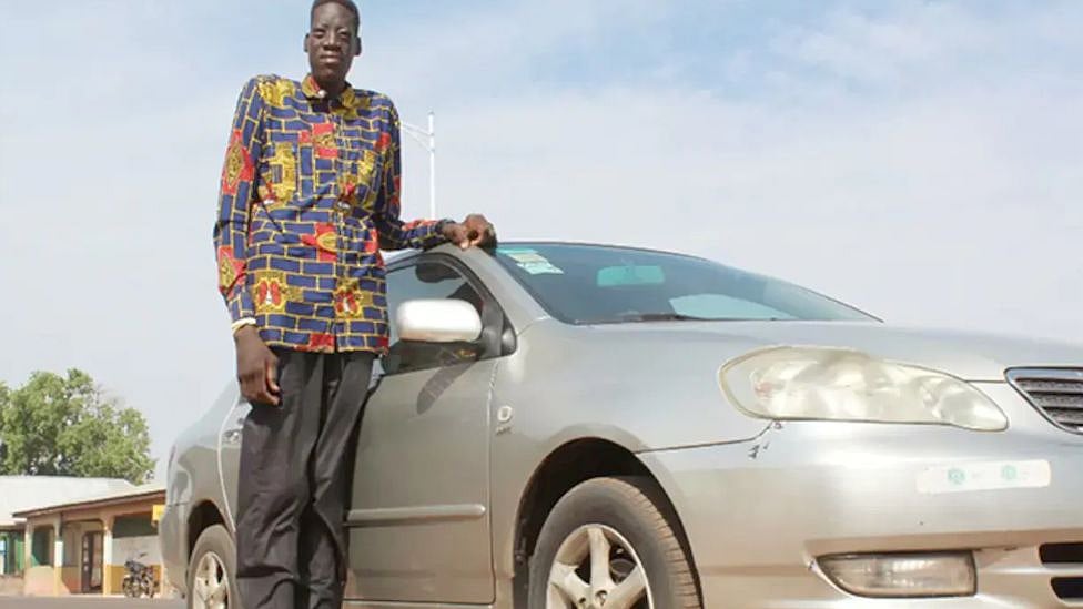 உலகிலேயே உயரமான மனிதர் இவர்தானா? வளர்ந்துக்கொண்டே போகும் விநோதம் - என்ன காரணம்?