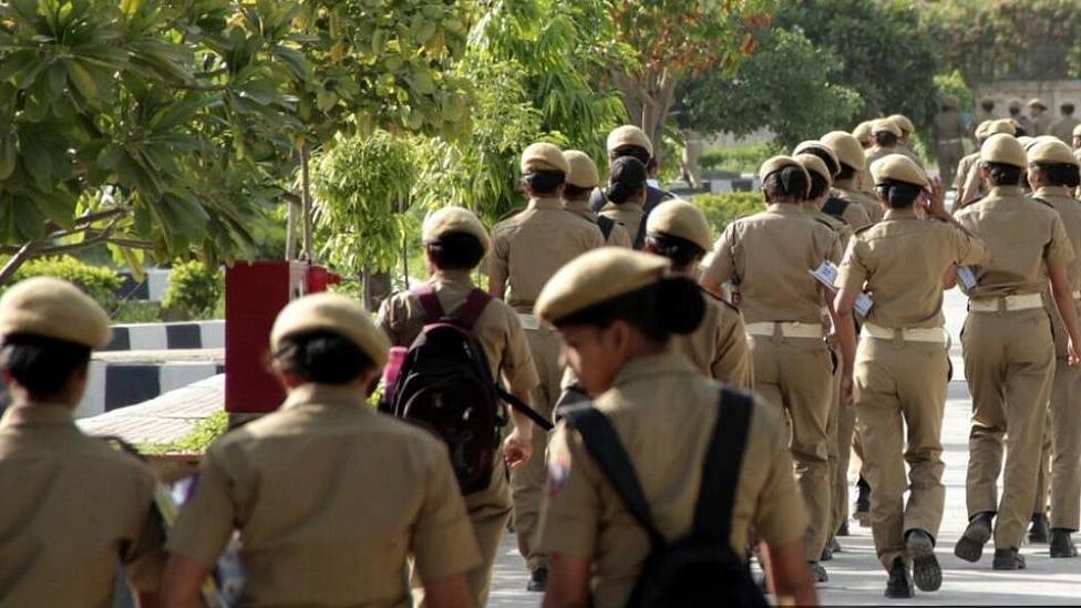 திருமணத்திற்கு பயந்து வீட்டை விட்டு ஓடிய சிறுமி: காவல் அதிகாரியாக திரும்பி வந்த ஆச்சரியம்!