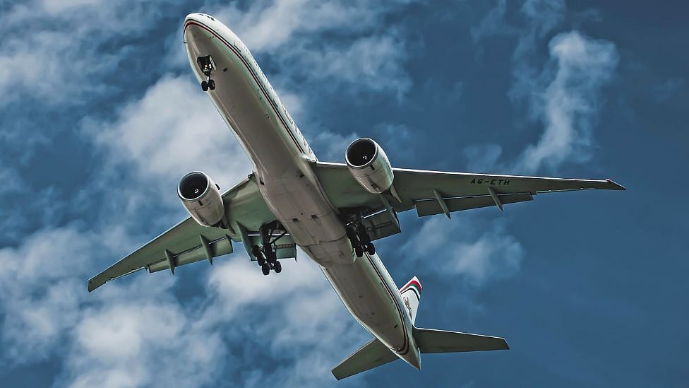 சிறுநீர் முதல் விமானத்தின் கதவை திறந்தது வரை : தொடரும் விமான நிலைய சர்ச்சைகள்