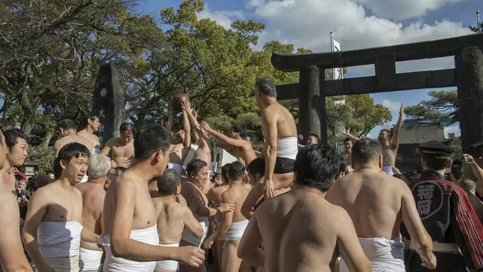 ஜப்பானில் கொண்டாடப்படும் நிர்வாண விழா - வினோத வழக்கத்தின் பின்னணி என்ன?