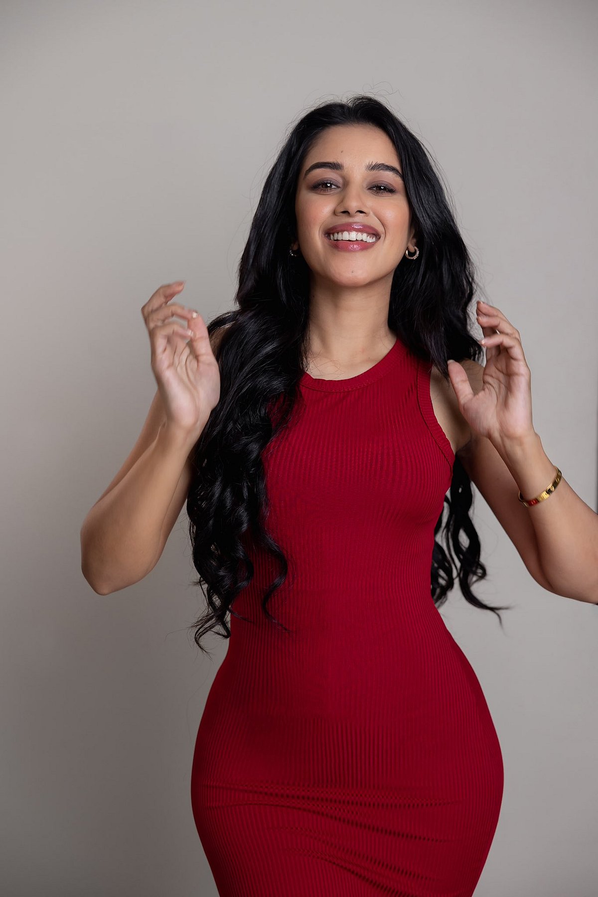 Valentine's Day: மிர்நாளினி ரவியின் வேலண்ட்டைன் க்ளிக்ஸ்