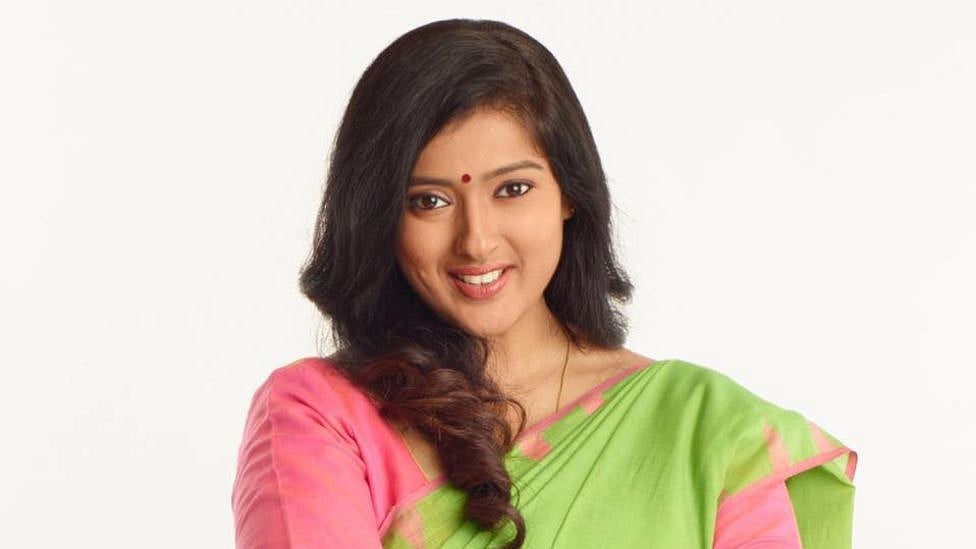 கருணாநிதியின் பேனாவுக்கு சிலை வைக்க காயத்ரி ரகுராம் ஆதரவு - இணையத்தில் வைரலாகும் ட்வீட்