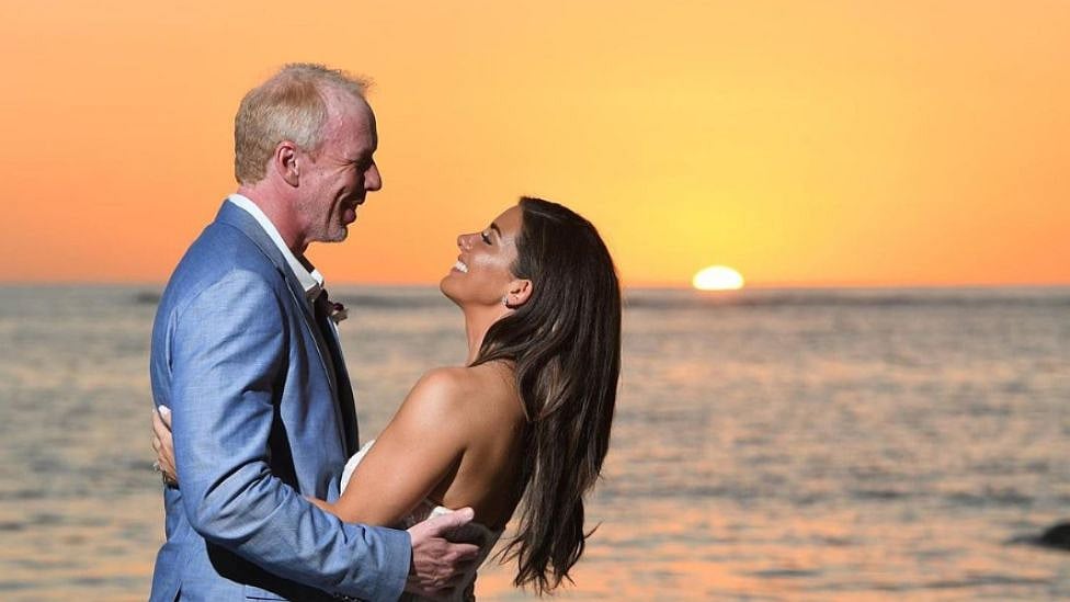 காதலனுடனான திருமணத்தை நிறுத்திய 24 வயது பெண்; 54 வயது முதியவரை மணந்த சம்பவம் - எங்கே?