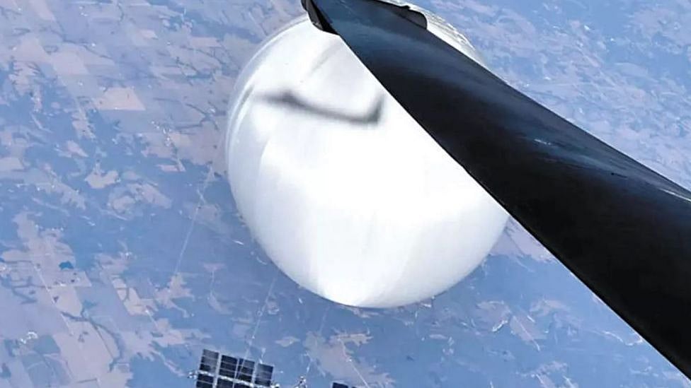 சீனா: 60,000 அடி உயரத்தில் உளவு பலூனுடன் செல்ஃபி எடுத்த அமெரிக்க விமானி!