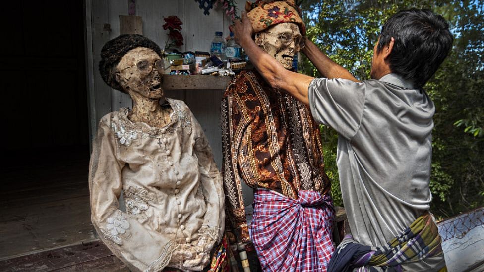 புத்தாடை, விருந்து, பரிசுகள் - இறந்தவர்களை கொண்டாடும் விநோத சடங்கு - எங்கே?