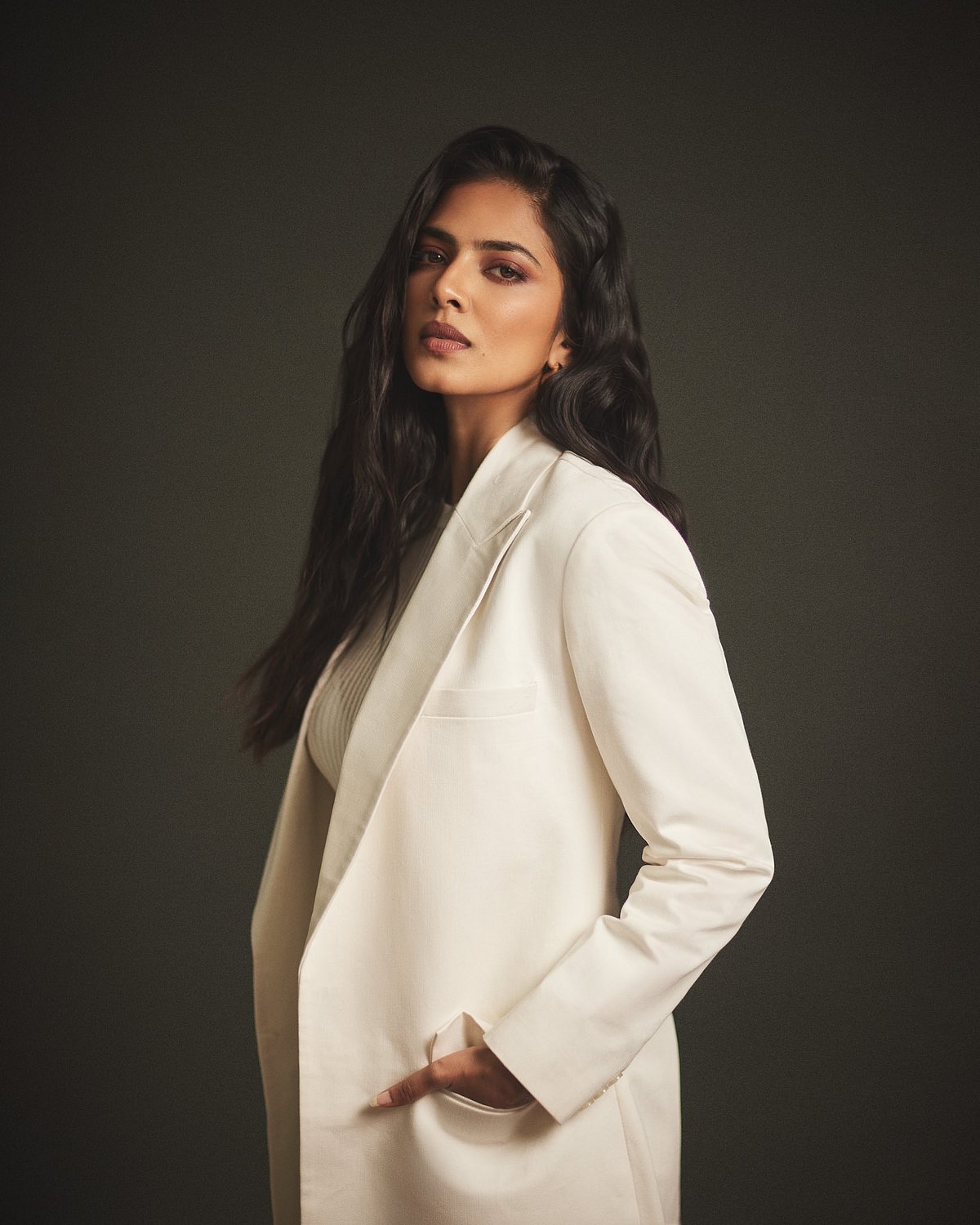 ”அந்த கண்ண பாத்தாக்க” மாளவிகா மோகனனின் கண்கவர் புகைப்படங்கள்