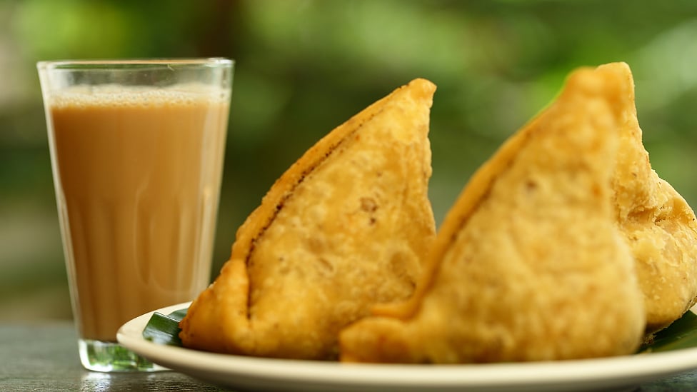 பிஸ்கெட் vs சமோசா: 'டீ'-க்கு சரியான ஜோடி எது?  - இங்கிலாந்தில் தூள்கிளப்பும் இந்திய உணவு!