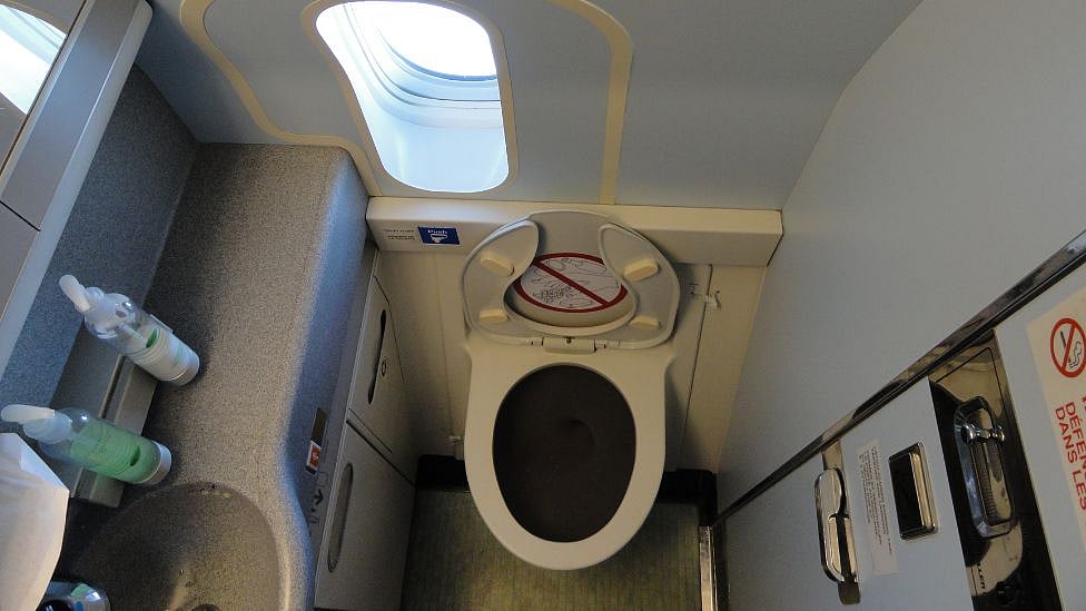 விமான கழிப்பறைகள் உண்மையில் சுகாதாரமானதா? முன்னாள் விமான ஊழியர் கூறும் அதிர்ச்சி தகவல்கள்