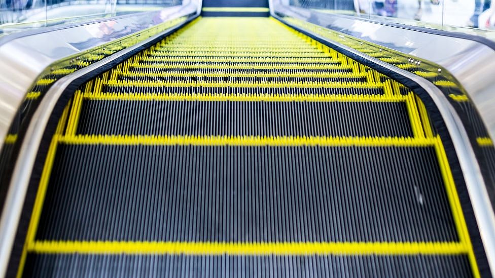Escalatorல் இருக்கும் பிரஷ் எதற்காக? அதன் பயன்பாடு இது தான்!