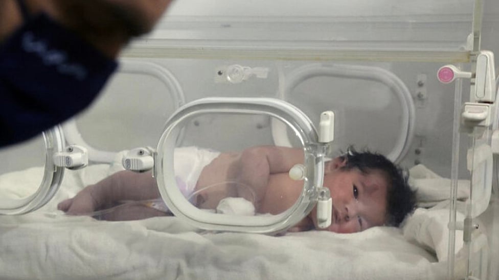 சிரியா: நிலநடுக்கத்தில் பிறந்த 'அதிசய' குழந்தை - தத்தெடுத்து வளர்க்க குவியும் விண்ணபங்கள்