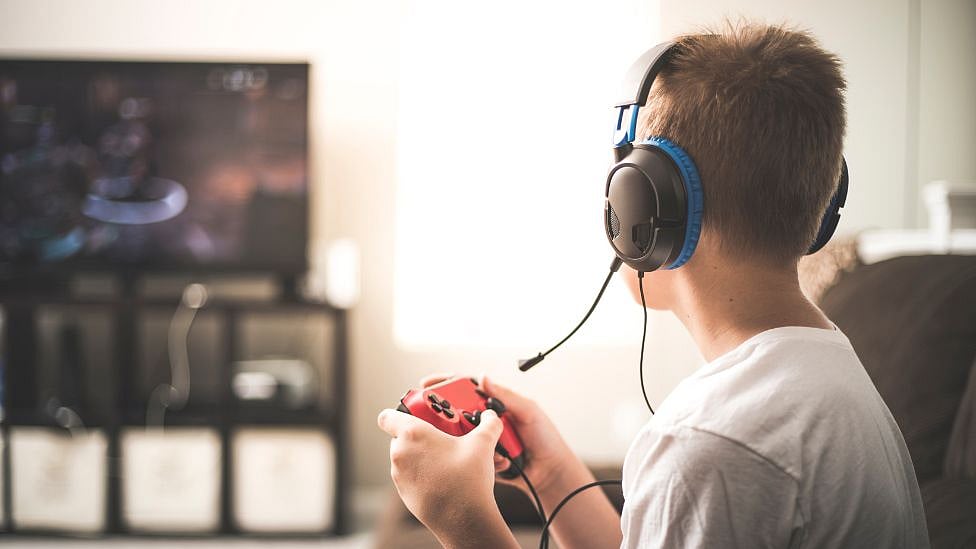 சீனா: மகனை தொடர்ந்து 17 மணி நேரம் வீடியோ கேம் விளையாட செய்த தந்தை - ஏன்?