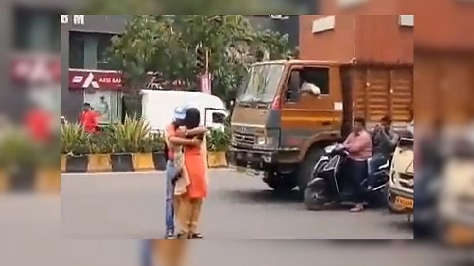 சாலையின் நடுவில் கட்டிப்பிடித்து நின்ற காதல் ஜோடி; ஸ்தம்பித்து போன டிராபிக் - எங்கே? 