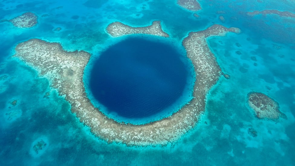 Blue Hole : கடலுக்கு நடுவில் மர்ம துளை - உள்ளே என்ன இருக்கிறது?