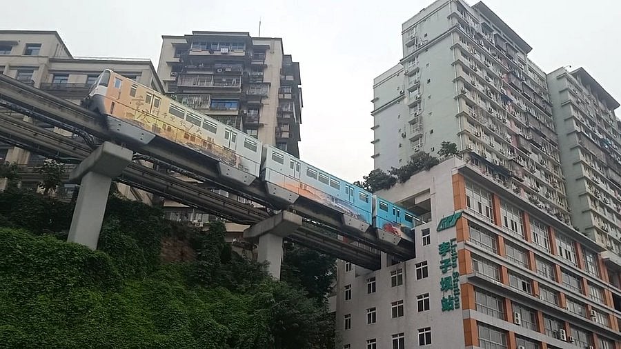 Railways : Apartment நடுவில் ரயில்நிலையம்; வாவ் சொல்ல வைக்கும் வீடியோ - எங்கே?