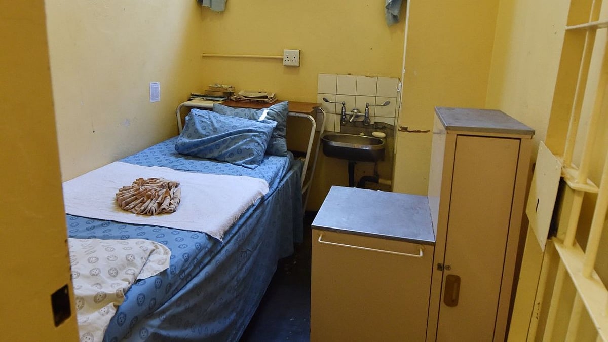 பெங்களூரூ: வாடகைக்கு வீடு கிடைக்கவில்லை - ஜெயில் ரூமையே வீடாக மாற்றிய நபர்