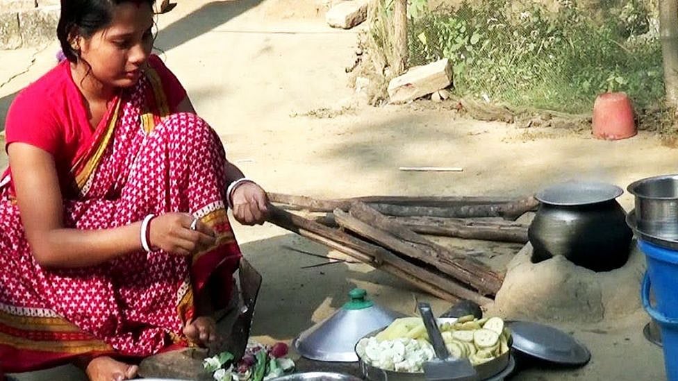 மாதவிடாய் நாட்களில் பெண்களை  காட்டுக்கு அனுப்பும் கிராமம் - இந்த வழக்கம் எப்படி வந்தது?